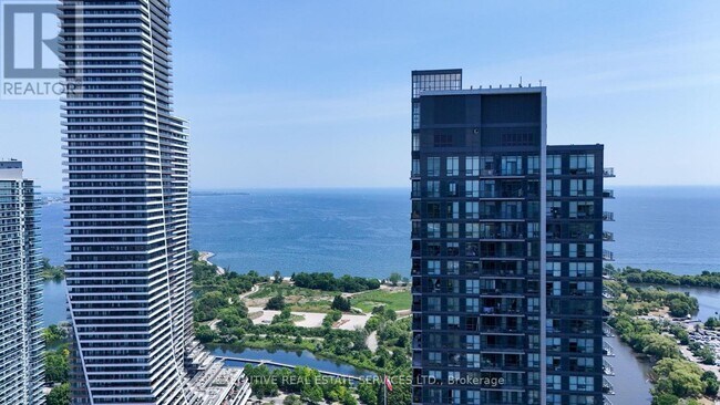 2200 Lake Shore Blvd W in Toronto, ON - Building Photo - Building Photo