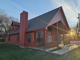 100 E Bluebonnet Dr in Cresson, TX - Building Photo