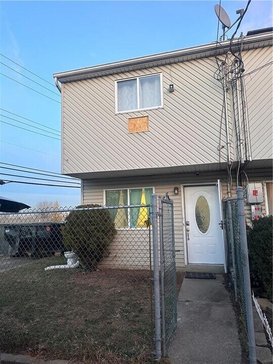 15 Betty Ct in Staten Island, NY - Building Photo