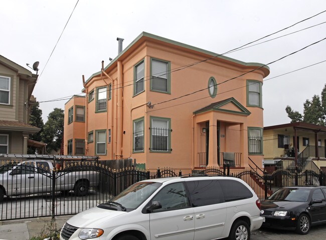 919-921 E 17th St in Oakland, CA - Foto de edificio - Building Photo
