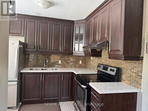 27 Erlesmere Ave in Brampton, ON - Building Photo - Building Photo