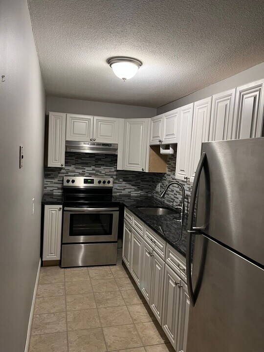 17 Silvestri Cir in Derry, NH - Building Photo