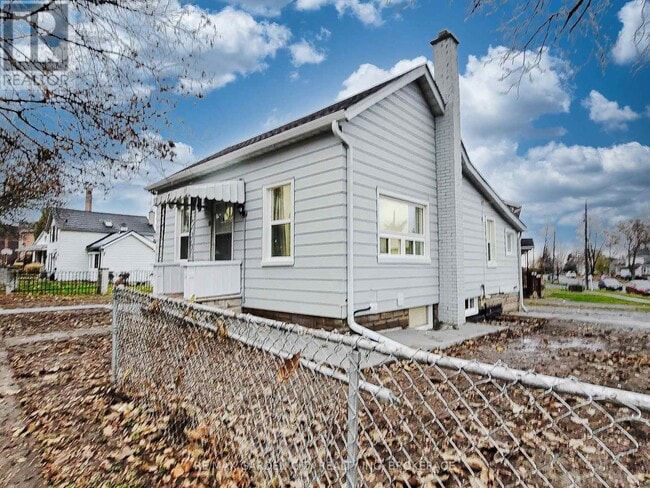 7 Maplecrest Ave in St Catharines, ON - Building Photo - Building Photo