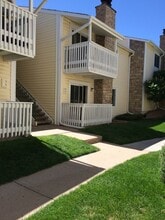 8555 Fairmount Dr, Unit H106 in Denver, CO - Building Photo - Building Photo