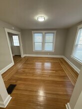 23 Gridley St, Unit First Floor in Bristol, CT - Foto de edificio - Building Photo