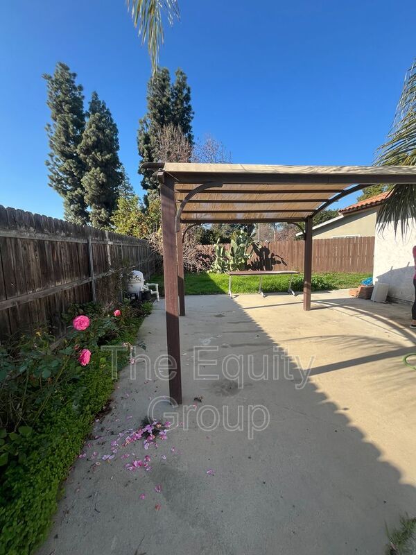 1339 W Seeger Ct in Visalia, CA - Building Photo - Building Photo