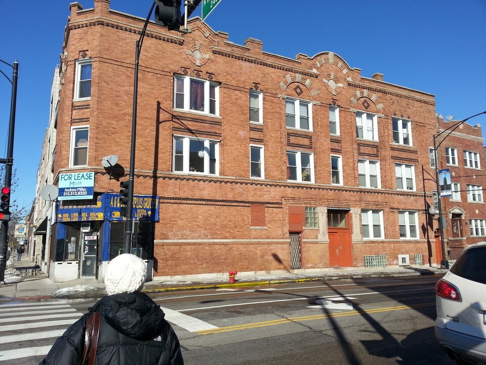 2350 W Augusta Blvd in Chicago, IL - Building Photo