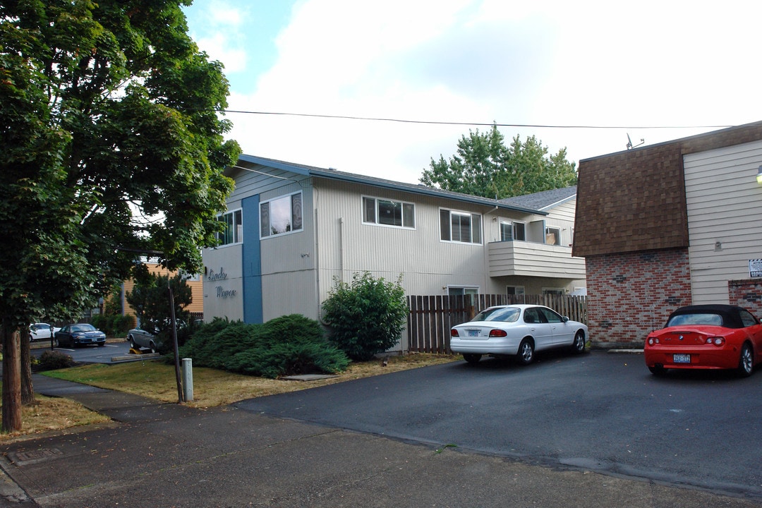 lunde manor in Portland, OR - Building Photo