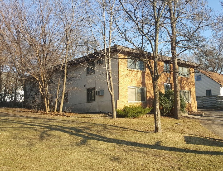 4733 University Ave in Columbia Heights, MN - Foto de edificio