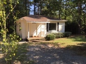 306 Airbase Rd in Pollock, LA - Building Photo