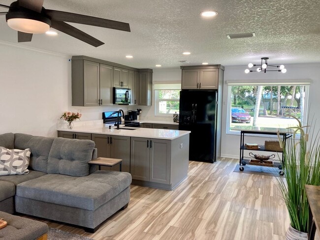 11281 W Bayshore Dr in Crystal River, FL - Building Photo - Building Photo