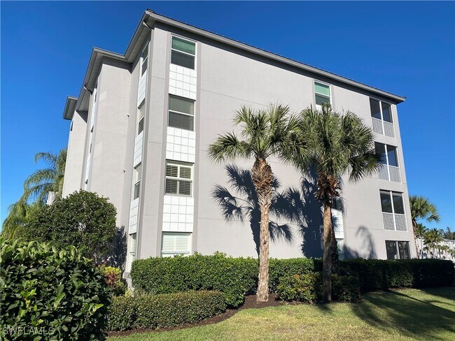 16585 Lake Cir Dr in Ft. Myers, FL - Building Photo - Building Photo