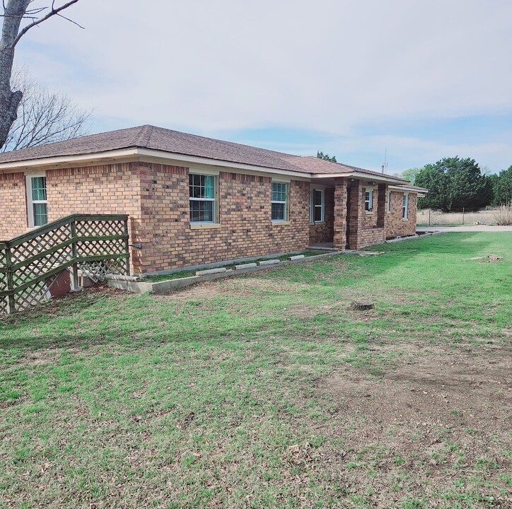 3290 Simmons Rd in Belton, TX - Building Photo