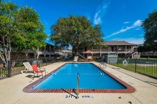 London Square Apartments in Dallas, TX - Building Photo