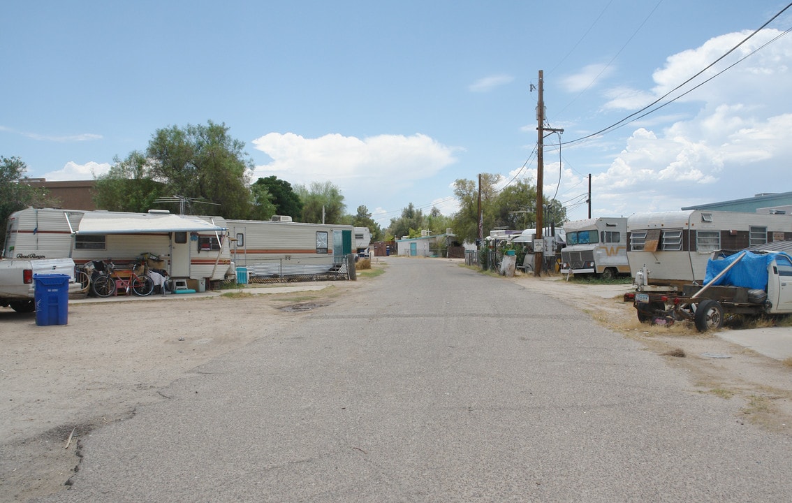 1681 W Prince Rd in Tucson, AZ - Foto de edificio