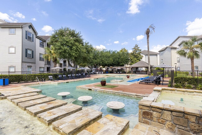 The Beverly at Shadow Lake in Houston, TX - Building Photo - Building Photo