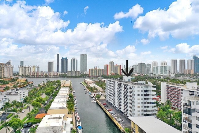 3703 NE 166th St in Miami, FL - Foto de edificio - Building Photo