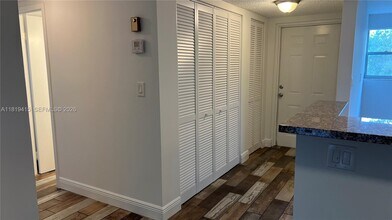 8300 Sands Point Blvd in Tamarac, FL - Foto de edificio - Building Photo