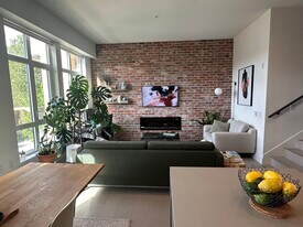 300 Salter St in New Westminster, BC - Building Photo