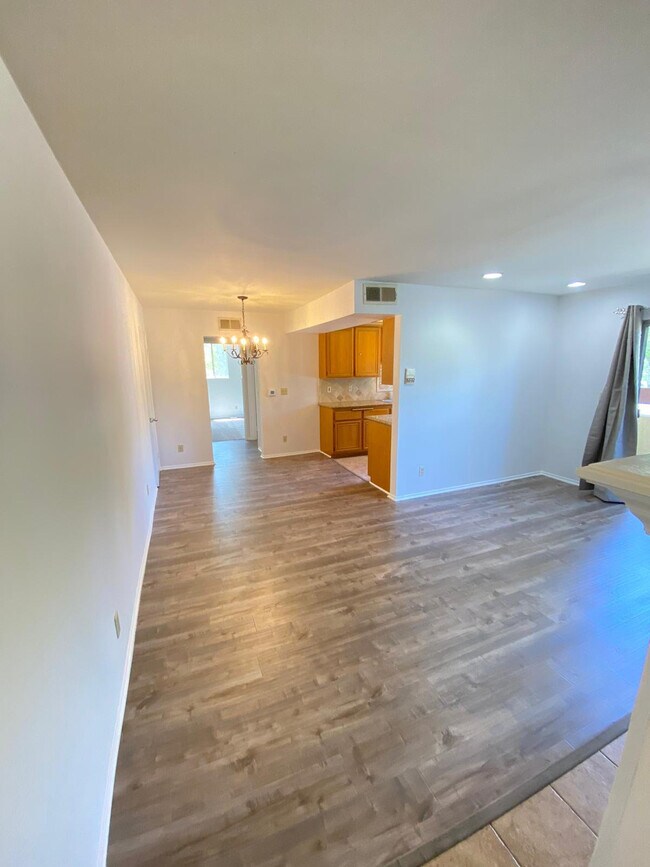 14950 Burbank Blvd Apartments and Nearby Sherman Oaks Apartments For