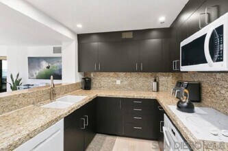 200 Harbor Dr, Unit Harbor Club in San Diego, CA - Foto de edificio - Building Photo