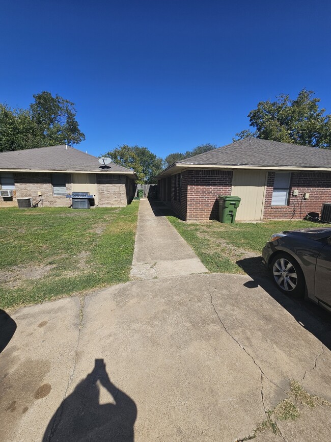 8008 Hanon Dr in White Settlement, TX - Foto de edificio - Building Photo