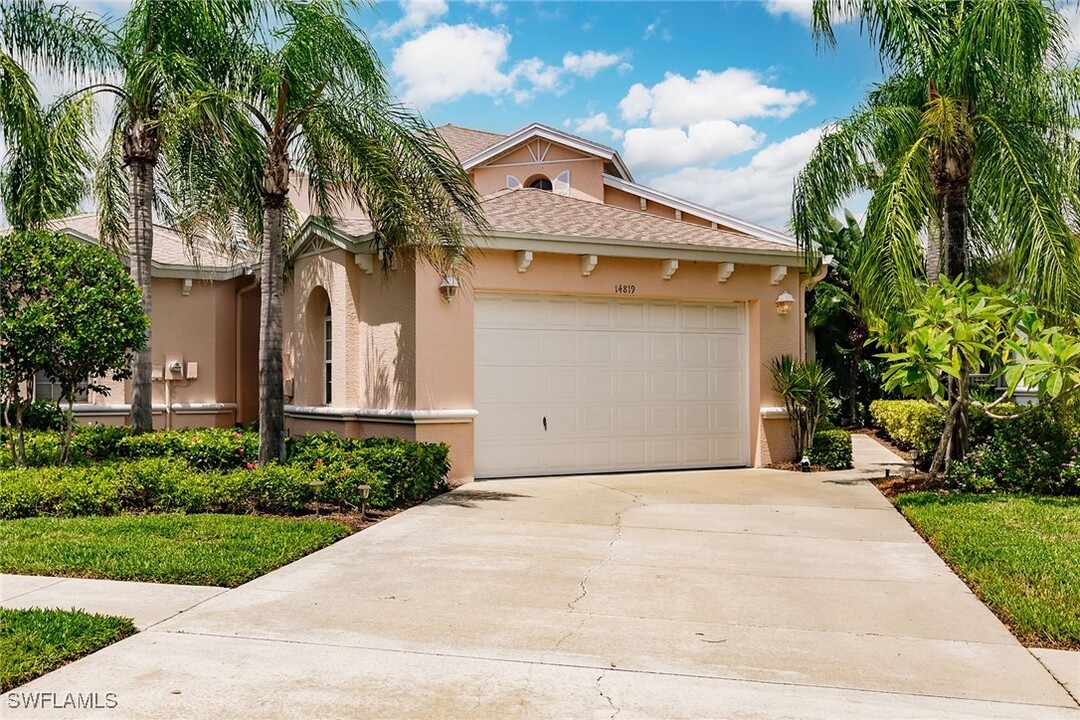 14819 Sterling Oaks Dr in Naples, FL - Building Photo