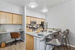 850 on the Avenue in West Sacramento, CA - Building Photo