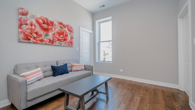 2400 S Troy St in Chicago, IL - Building Photo - Building Photo