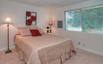 8015 172nd Ave NE in Redmond, WA - Foto de edificio - Building Photo