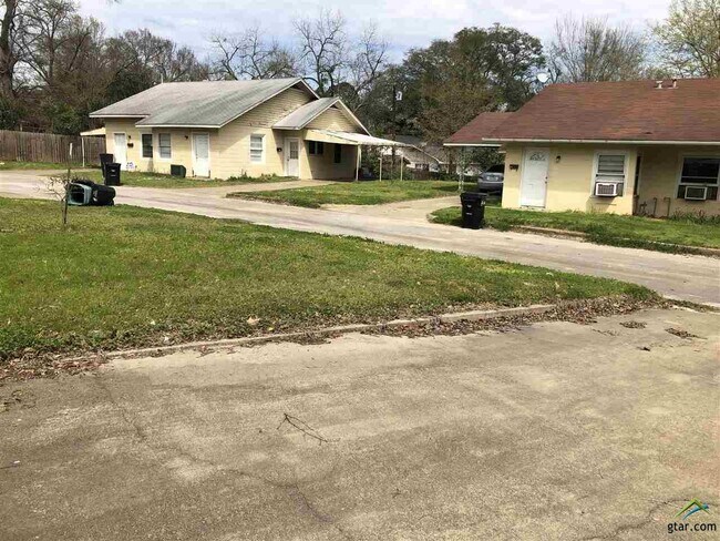 1010 James Ct in Jacksonville, TX - Building Photo - Building Photo