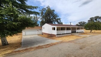 18400 Pellisier Rd in Tehachapi, CA - Building Photo