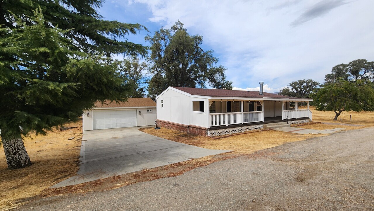 18400 Pellisier Rd in Tehachapi, CA - Building Photo