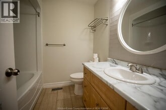 98a Lansdowne Ave in Kingsville, ON - Building Photo - Building Photo