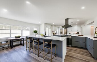 52 Oyster Creek Ct in Lake Jackson, TX - Building Photo - Building Photo