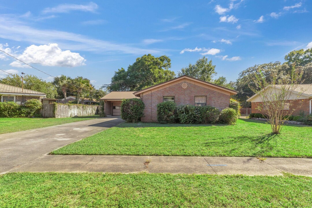 102 Vincent Cir in Niceville, FL - Foto de edificio