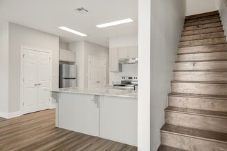 139 Iberia St, Unit Unit H in Youngsville, LA - Building Photo - Building Photo