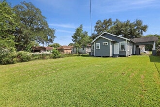 1430 Cartwright St, Unit B in Beaumont, TX - Foto de edificio - Building Photo