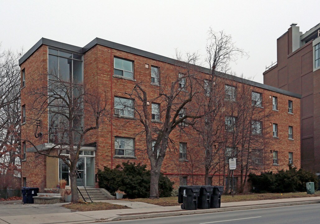 1336 Kingston Rd in Toronto, ON - Building Photo