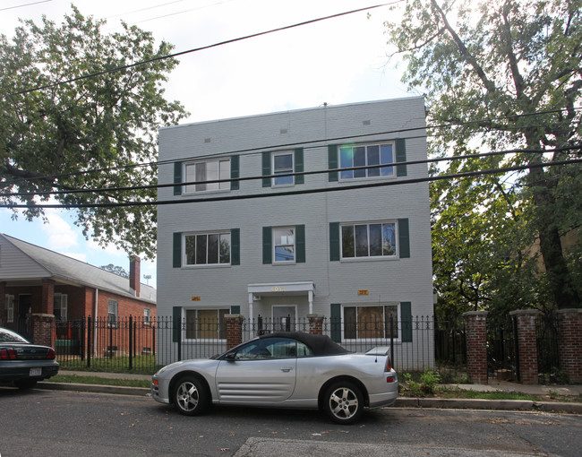 4013 Gault Pl NE in Washington, DC - Foto de edificio - Building Photo