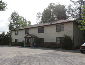 492 Dixon Rd in Queensbury, NY - Building Photo - Building Photo