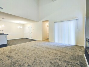 24 Howard Dr in Willow Street, PA - Foto de edificio - Building Photo