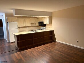 2 Stowe Ct in Vernon, NJ - Foto de edificio - Building Photo