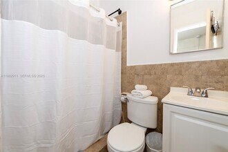 709 NE 2nd Ct in Hallandale Beach, FL - Foto de edificio - Building Photo