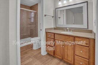 5110 N Oaks Dr in Greensboro, NC - Building Photo - Building Photo