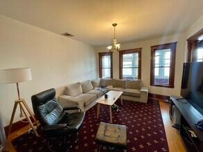 449 Broadway, Unit 2 in Somerville, MA - Foto de edificio - Building Photo