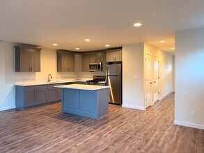 505-507 NW Hillcrest Dr in Dallas, OR - Building Photo - Building Photo