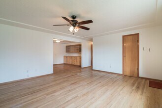1162 SE Walnut St in Hillsboro, OR - Building Photo - Building Photo