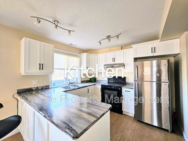 10907-10998 98 St NW in Edmonton, AB - Building Photo - Building Photo