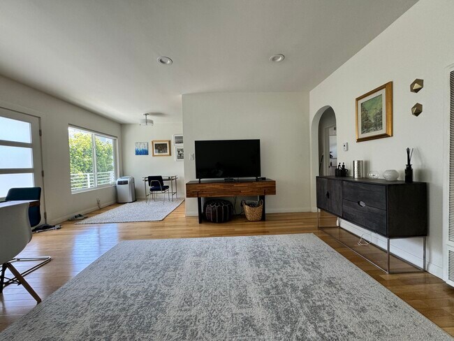 1144 Stanford St, Unit 7 in Santa Monica, CA - Foto de edificio - Building Photo